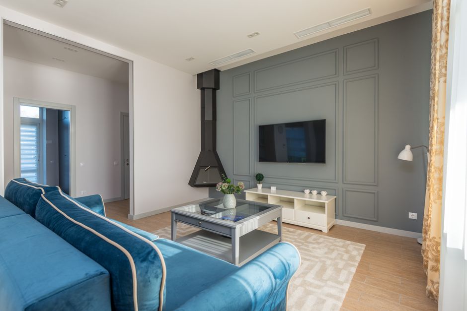 TV zid i stalaže, apartman na moru